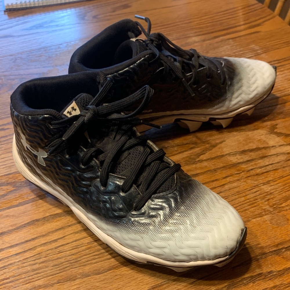 Under Armour Gradient Black and White Sneakers/Cleats Boys Sz 5Y